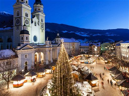 In Brixen bildet der Dom die barocke Kulisse des stimmungsvollen Christkindlmarktes.