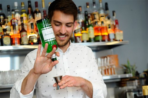 Der »World Class Austria« prämierte Barkeeper Falco Torini der Wiener Miranda Bar kredenzt flüssige Köstlichkeiten für Diageo.