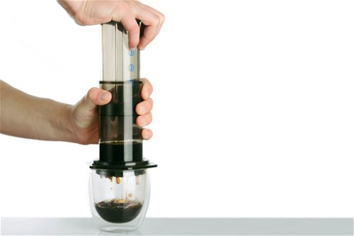 AEROPRESSDie Aeropress besteht aus einem Presskolben und einem Brühzylinder, in den kleine, runde Filter eingesetzt werden. Das Kaffeepulver wird bis zu einer Markierung mit Wasser aufgegossen. Anschließend wird der Kaffee mit dem Presskolben direkt in die Tasse gedrückt.www.aeropress.com