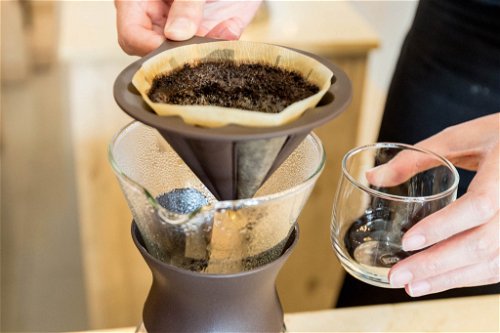 COLD BREWWie der Name schon verrät, wird der Kaffee mit lauwarmem Wasser gebrüht. Das erfordert Geduld, denn die Extraktion kann bis zu zwölf Stunden dauern. Das Kaffeepulver sollte einen mittleren Mahlgrad haben. Das Ergebnis schmeckt pur, aber auch mit Milch, Eis oder sogar als Zutat in einem Cocktail.