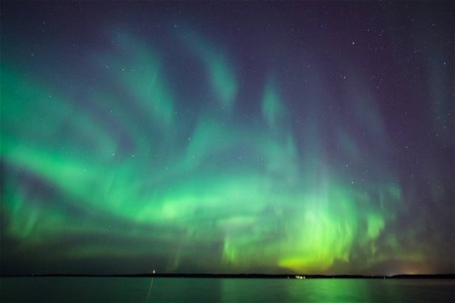  3.&nbsp;FinnlandIm Bild: Imposantes Polarlicht über einem finnischen See