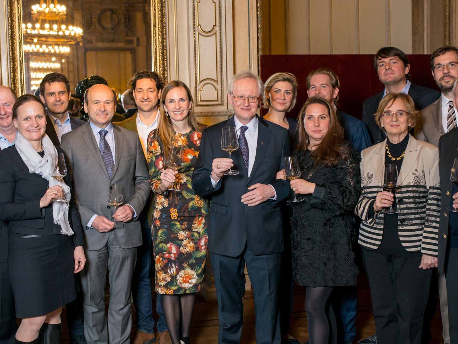 Operndirektor Dominique Meyer, Opernball-Organisatorin Maria Großbauer, Sommelier Adi Schmid und die Winzer-Elite Österreichs, deren Weine am Ball ausgeschenkt werden.