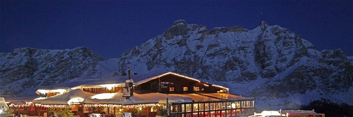 Der Club Moritzino in den italienischen Alpen ist sowohl Restaurant als auch Aprés Ski Treffpunkt.