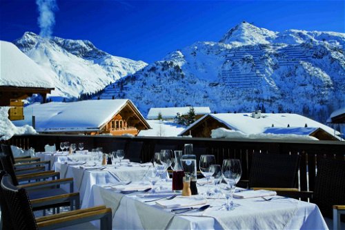 HOTEL MURMELI&nbsp;(Lech, Österreich): Das Sporthotel auf 1.750 Metern Höhe bietet seinen Gästen einPanorama, das seinesgleichen sucht. Der Sonnenhang lädt zum Verweilen und Ausruhen ein – dazu ein kühles Bier und schon werden die Batterien nach dem Skifahren wieder aufgeladen.
&nbsp;