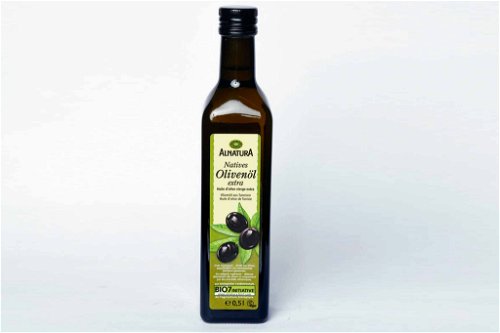 5. ALNATURA&nbsp;- 86 Punkte*Natives Olivenöl extra Tunesien&nbsp;€ 3,95 für 500 ml (Literpreis: € 7,90)u. a. Bio-Supermärkte, Online-VersandPfeffer und unreife Tomate (Stielansatz) betont grünfruchtig, etwas herb zugleich. Ideal für kalte Gemüseküche.&nbsp;