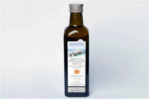2. Bio Planète&nbsp;- 91 Punkte*Natives Olivenöl extra Dauno Gargano DOP€ 11,99&nbsp; für 500 ml (Literpreis: € 23,98)u. a. Alnatura, VollCornerDuftet nach Gras und Blüten. Im Mund kraftvoll, pfeffrig-scharf. Sicher nichts für den Durchschnitts-kunden, eher ein Öl für Genießer, die es wirklich kräftig mögen.