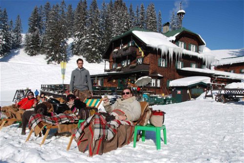 BERGGASTHOF SONNENBÜHEL&nbsp;(Hahnenkamm, Österreich): Seit 1924 gibt es die Skihütte bereits. Hat sich in den 20er Jahren noch die Hautevolee auf den Sonnenbänken geräkelt, dürfen sich heute alle Skifahrer an der Gastonomie erfreuen.
