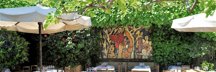 Ein Keramik-Mosaik von Fernand Léger aus dem Jahr 1952 ziert die Terrasse des »Colombe d’Or«.