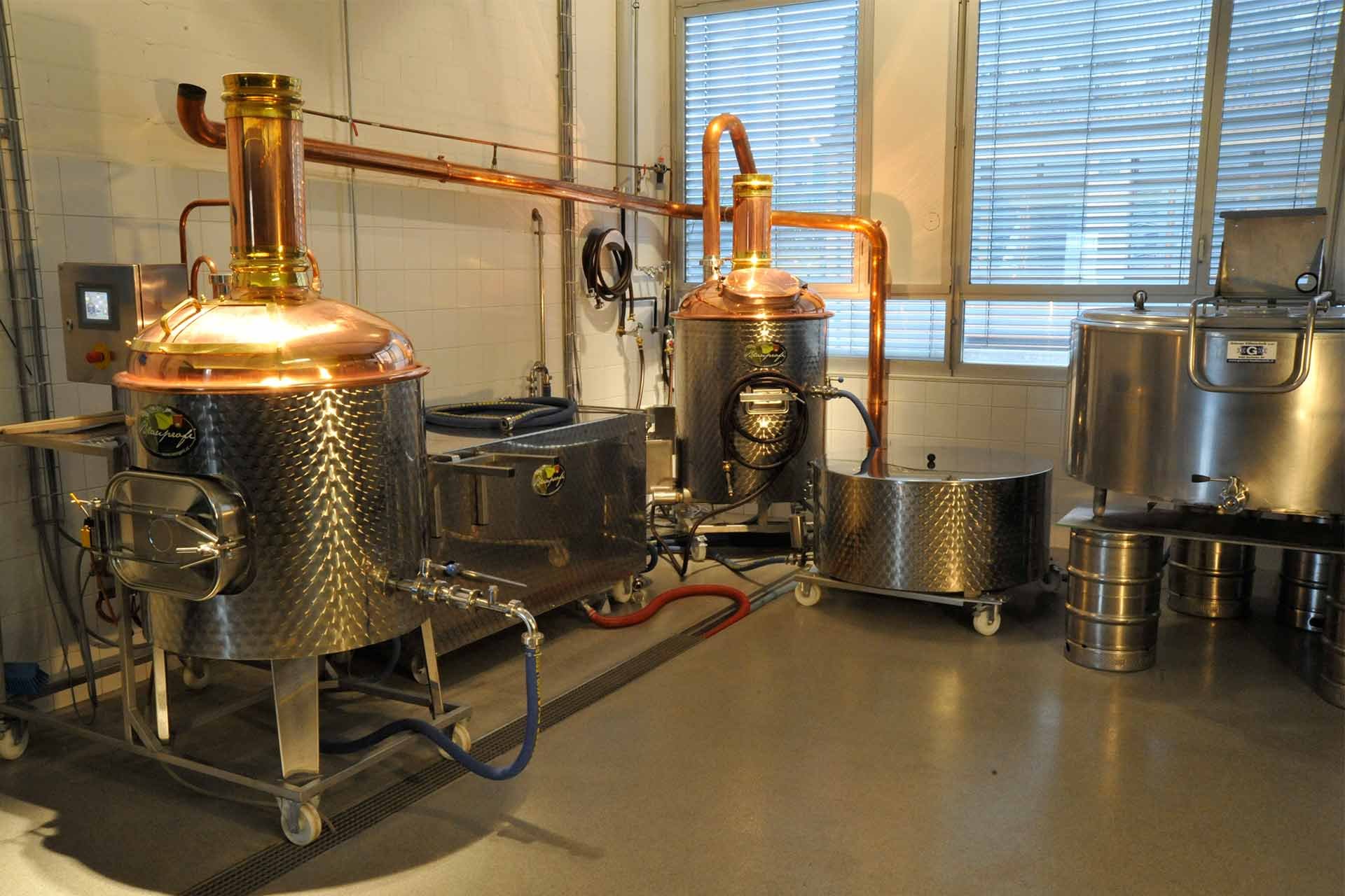 In kleinen Brauereien kann die Brauanlage etwa so aussehen, wie diese von «Brüll!Bier».