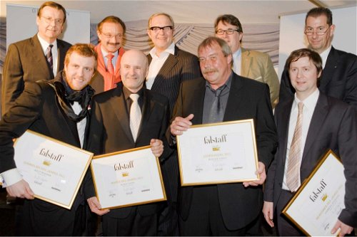 Die Gewinner der WeinTrophy 2011 (vordere Reihe, v.l.n.r.): »Sommelier«: Billy Wagner, »Winzer«: Horst Sauer, »Lebenswerk«: Werner Näkel, »Newcomer«: Stephan Attmann.