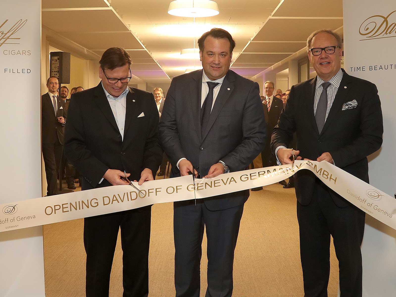 v.l.n.r.: Martin Kaufmann (Senior Vice President Europe), Olaf Ruf (GF Deutschland) und Davidoff-CEO Hans-Kristian Hoejsgaard bei der Eröffnung in Hamburg.