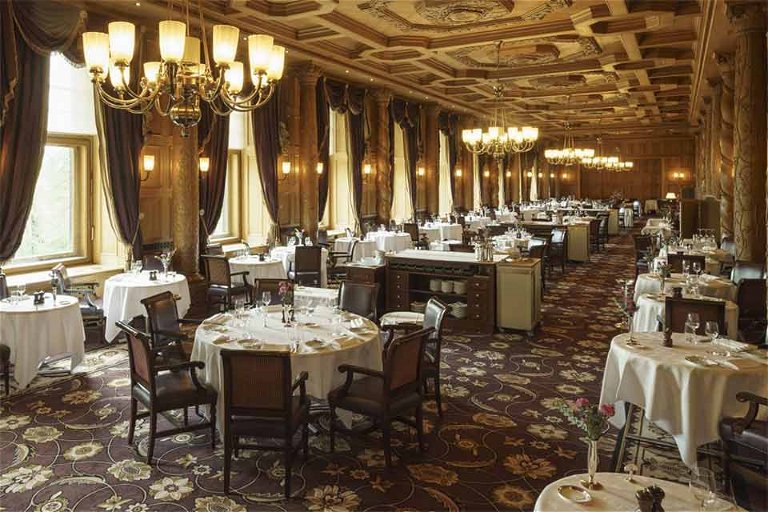Im Grand Restaurant des traditionsreichen 5-Sterne-Hotel wird man rundum verwöhnt.
