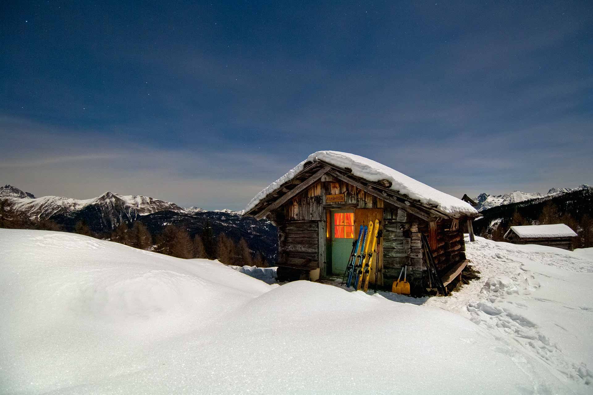 Ein Winterabend in einer Hütte im Lesachtal. Der Inbegriff von Romantik im Schnee.&nbsp;