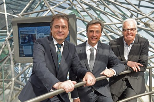 Fünf Monate dauerte der 1,2 Millionen Euro Umbau, nun freuen sich Pächter Hofstätter, Bürgermeister Nagl und Stadtrat Rüsch über die Wiedereröffnung.