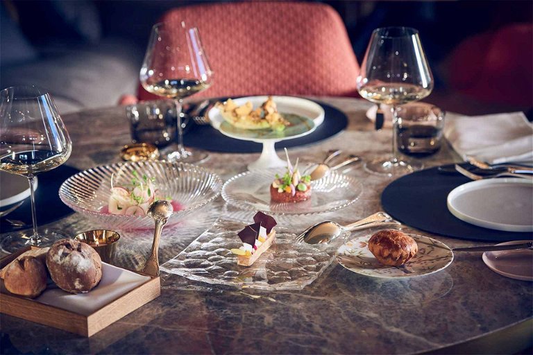 Für das »IGNIV« in St. Moritz wurde der bestehende Speisesaal des «Le Relais» so umgebaut, dass es die typische Nestwärme des&nbsp;Fine-Dining-Sharing-Restaurants&nbsp;ausstrahlt.&nbsp;