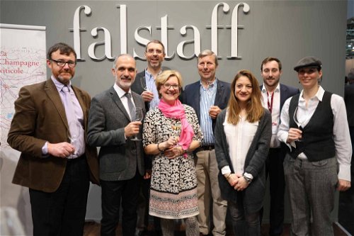 Gerhild Burkard mit Champagner-Produzenten am Falstaff-Stand.
