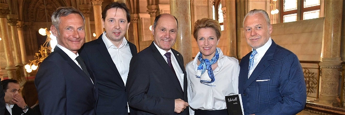 Alfred Hudler (Vöslauer, l.) mit Heinz (2.v.l.) und Birgit Reitbauer (2.v.r.) Minister Wolfgang Sobotka (M.) und Falstaff-Herausgeber Wolfgang Rosam (r.) 