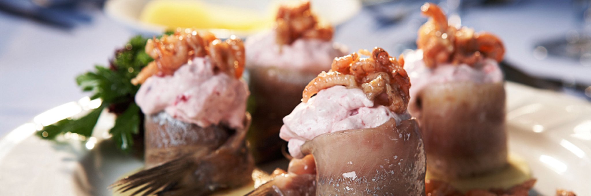 Matjes schwedisch gibt's im »Fischrestaurant Hoppe«: Mit Preiselbeersahne gefüllte Matjes, garniert mit Nordseekrabben. 