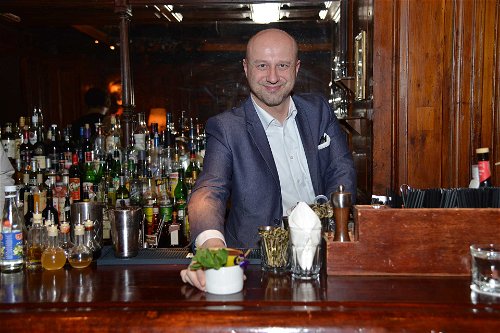 Jochen Michael Granitz, Geschäftsführer im »Planter's Club« präsentiert den Cocktail, der aus dunkler Schokolade, Passionsfrucht und Rum besteht.