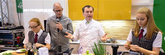 Toni Mörwald in Action: Der Koch gibt seinen Zusehern hilfreiche Tipps.