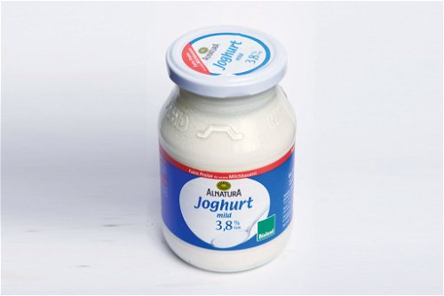 9. Alnatura Joghurt mild; 3,8 Prozent Fett - 88 Punkte€1,19 für 500 g (Kilopreis: € 2,38), AlnaturaDeutlicher Milchgeruch, sogar Andeutungen von Haselnuss, fast flüssige Konsistenz. Wenig intensiv im Geschmack, etwas austrocknend&nbsp;am Gaumen.