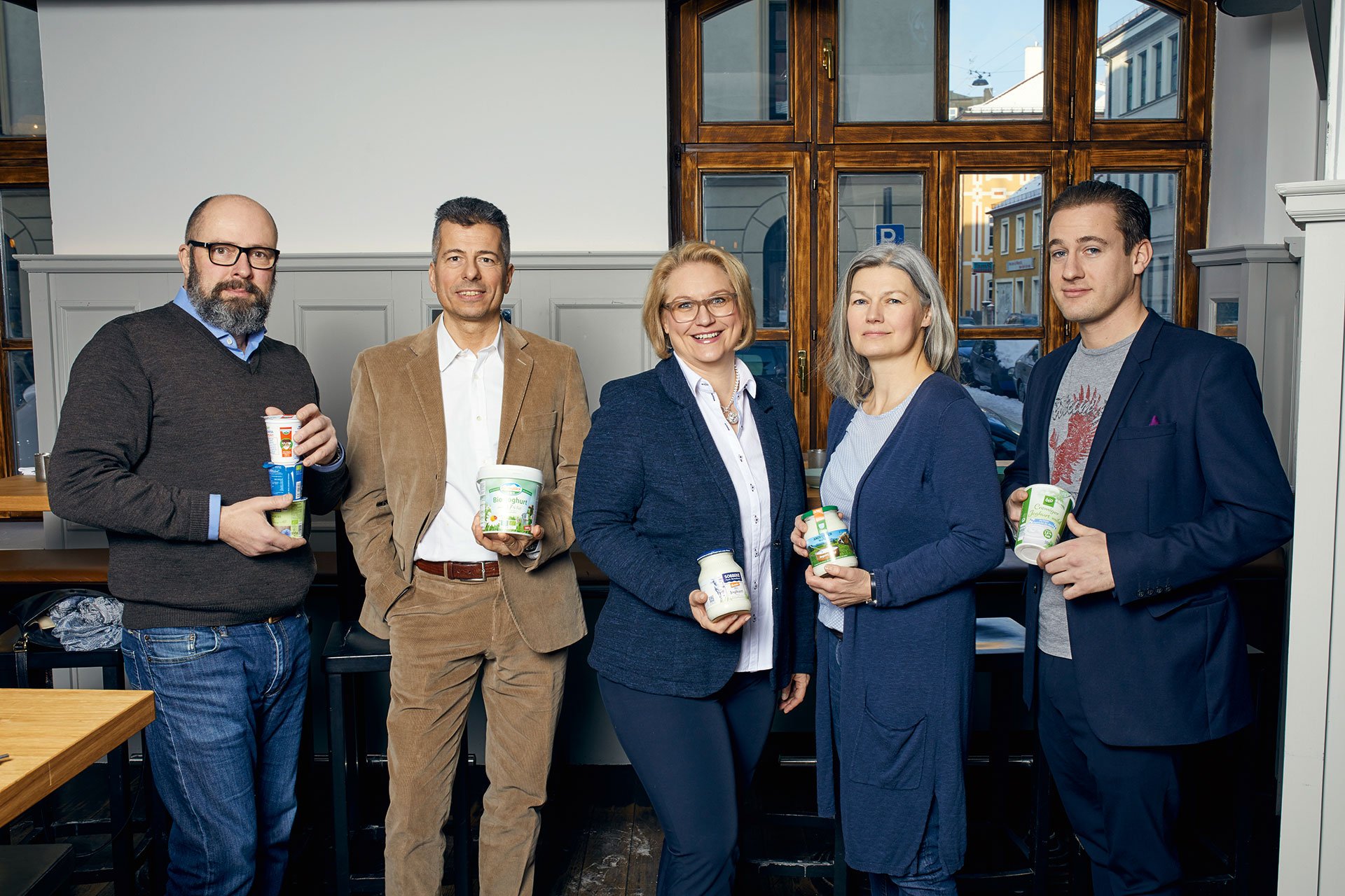 V.  l.  n.  r.: Harald Scholl (Autor und Journalist), Andrea Vestri (Weindozent), Nicole Retter (Sommelière), Ulrike Palmer (Food-Redakteurin), Toni Fröschl (Koch und Gastronom)