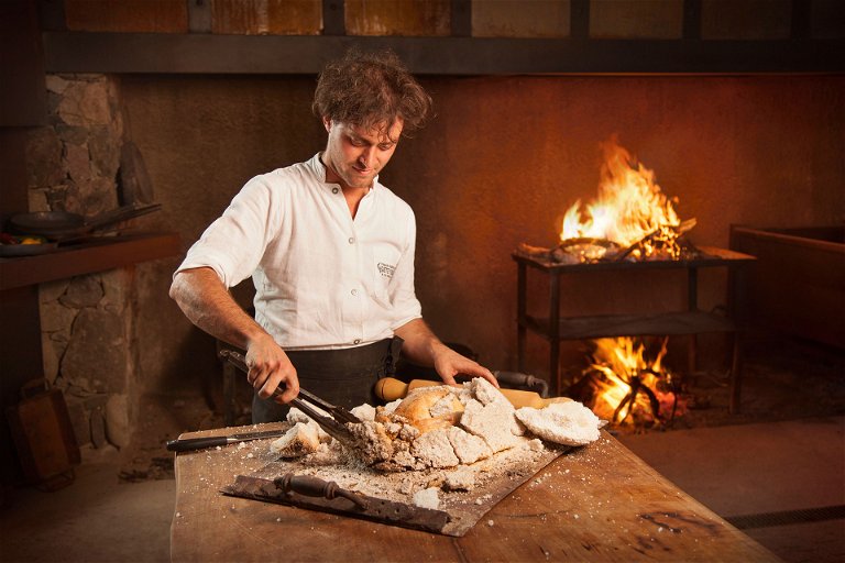 Fleisch wird auch gern in der Salzkruste auf offenem Feuer gegrillt. Das ergibt einen speziellen Geschmack.
