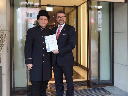 Hoteldirektor Jörg Arnold beim Empfang der schriftlichen Bestätigung
