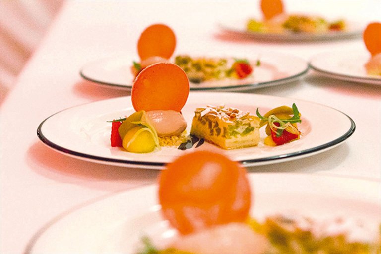 Die Kulinarik kommt nicht zu kurz: Spitzenköche servieren den Gästen besondere Kreationen.