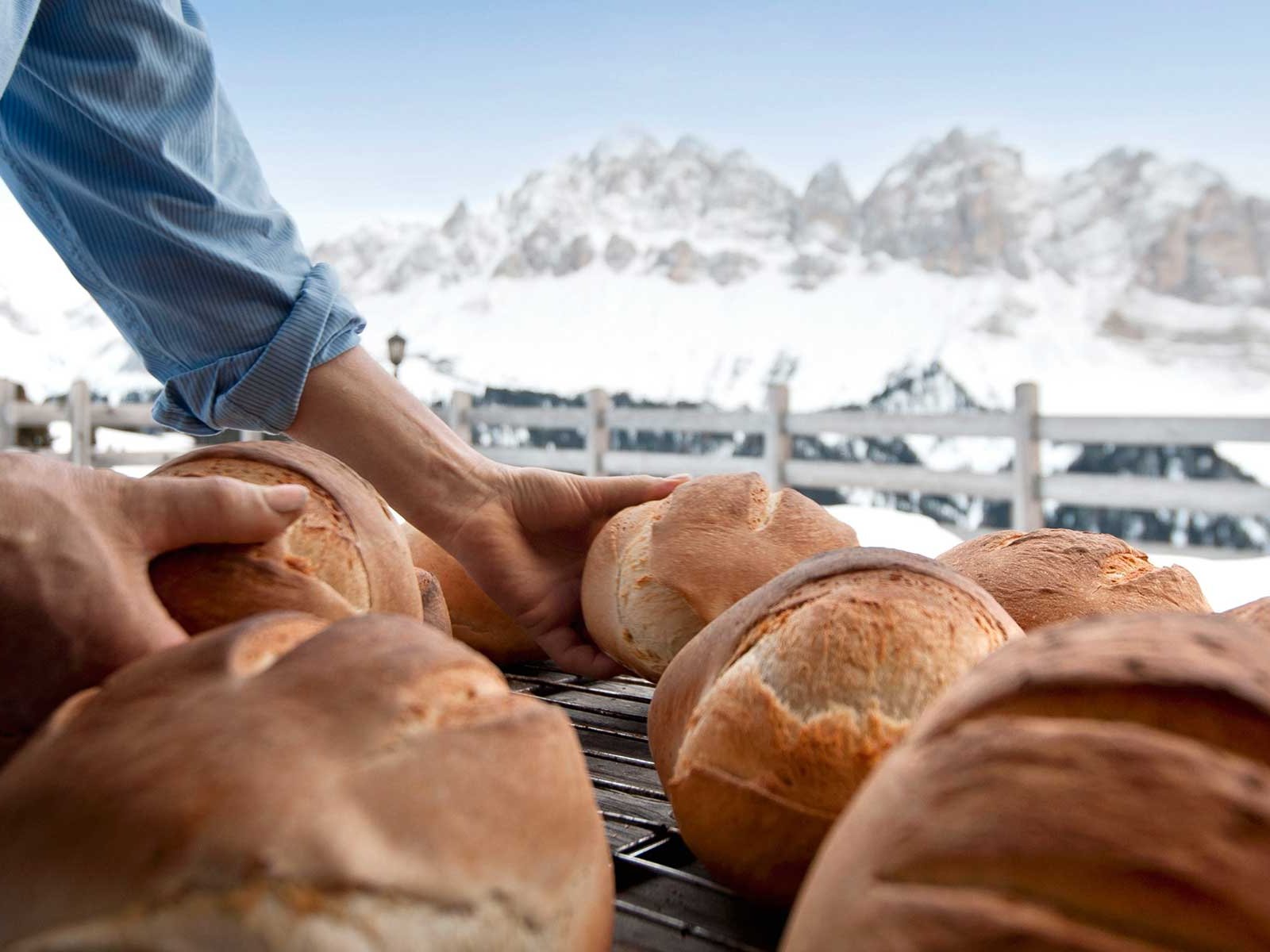 Frisches Brot, wie es auf der »Schatzerhütte« gemacht wird, schmeckt mit Blick auf die Dolomiten noch besser. 