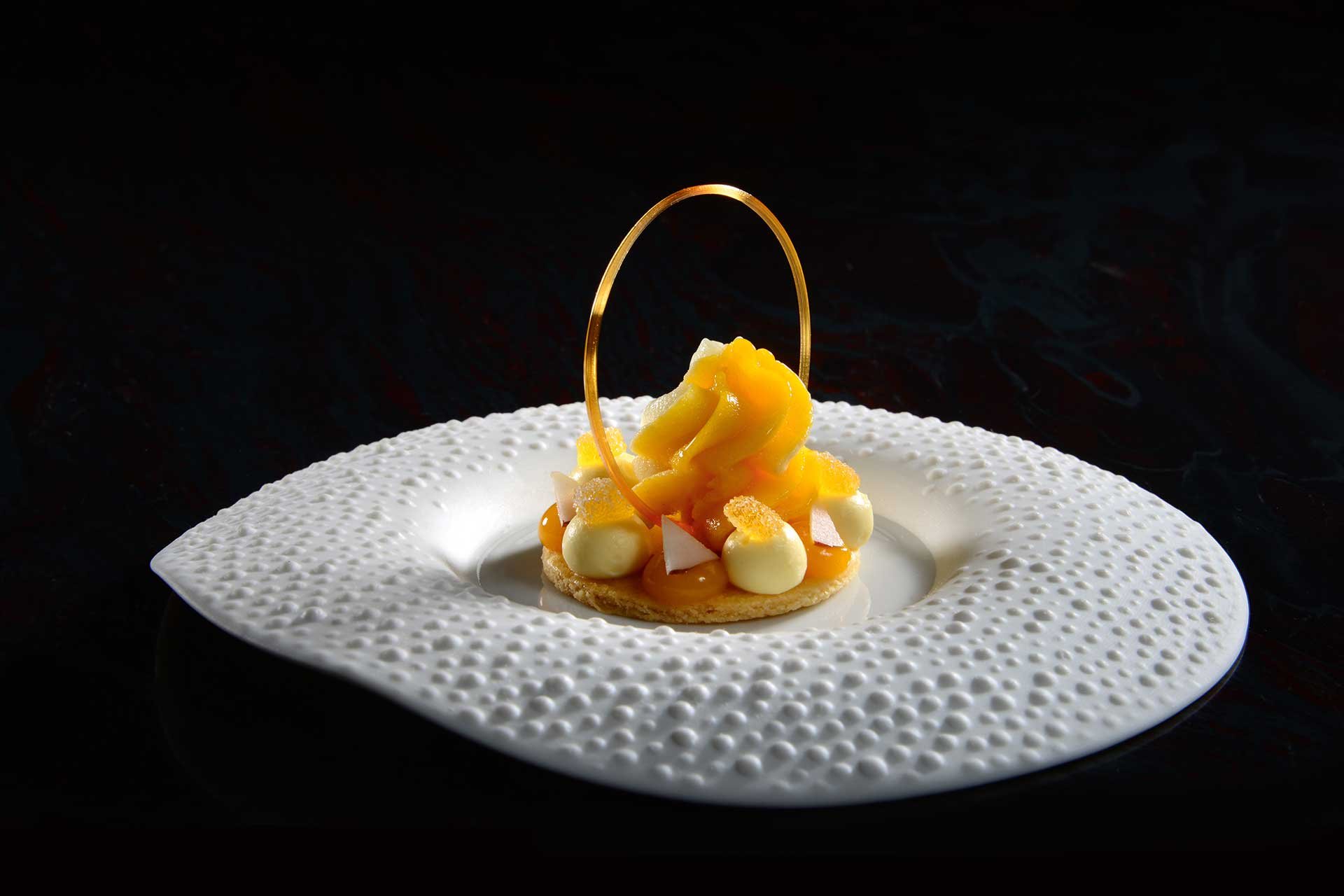 Filigranes Dessert von Giovannini: marmorierte Ananas-Mango-Glace mit Mandelgebäck-Garnitur.