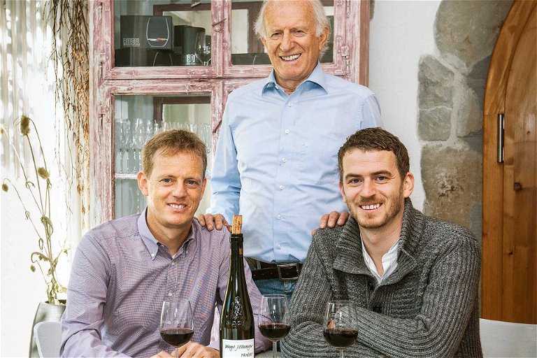 Die Falstaff-Leser wählten ihren Wein zum Lieblingswein: der rüstige Senior und Zweigelt-Pionier Jürgen Ellwanger mit seinen Söhnen Jörg (li.) und Felix (re.).