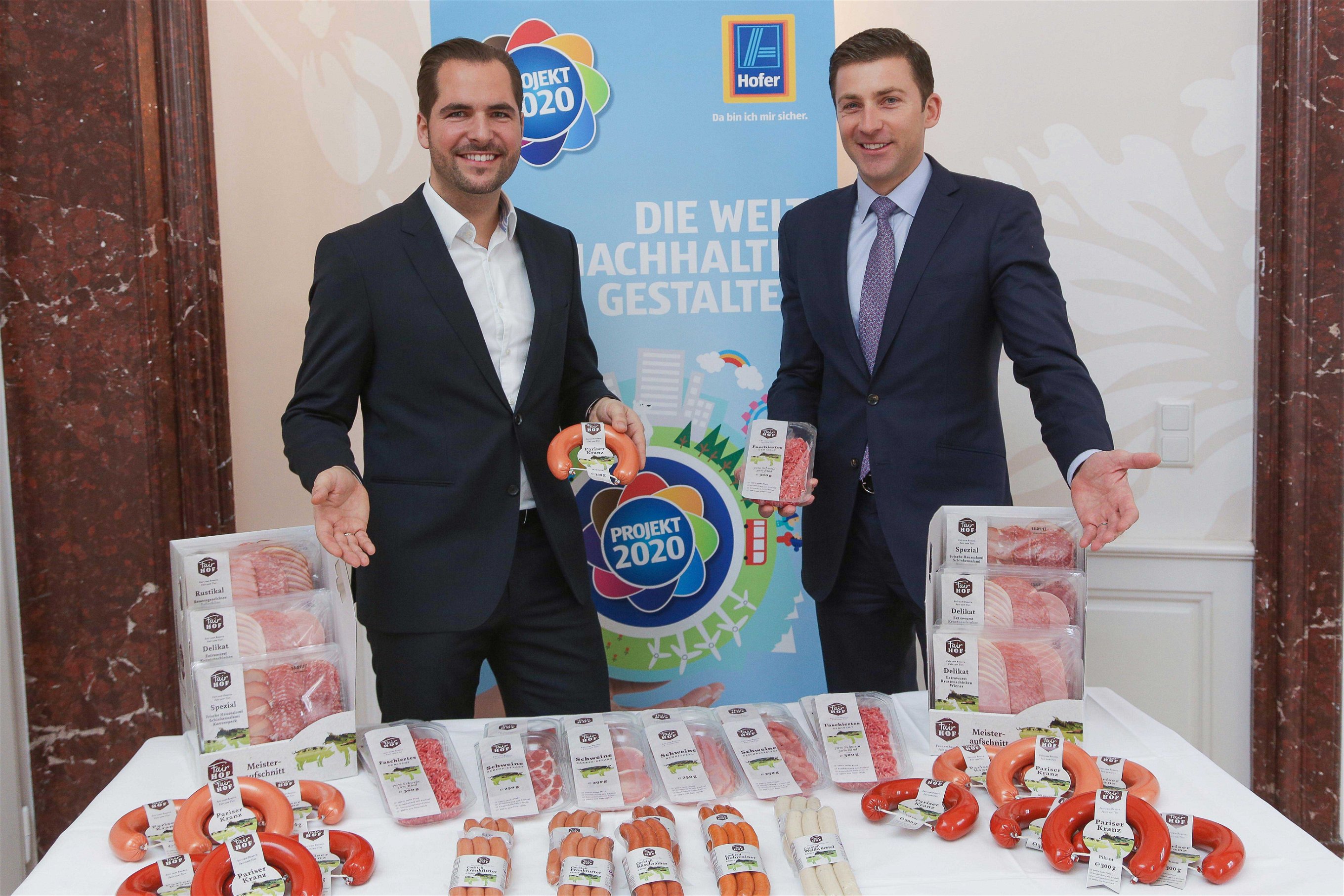 Günther Helm (r.), Generaldirektor der Hofer KG&nbsp;und Florian Hütthaler, Geschäftsführer der Hütthaler KG, präsentieren die&nbsp;Produkte der Tierwohl-Marke „FairHOF“.