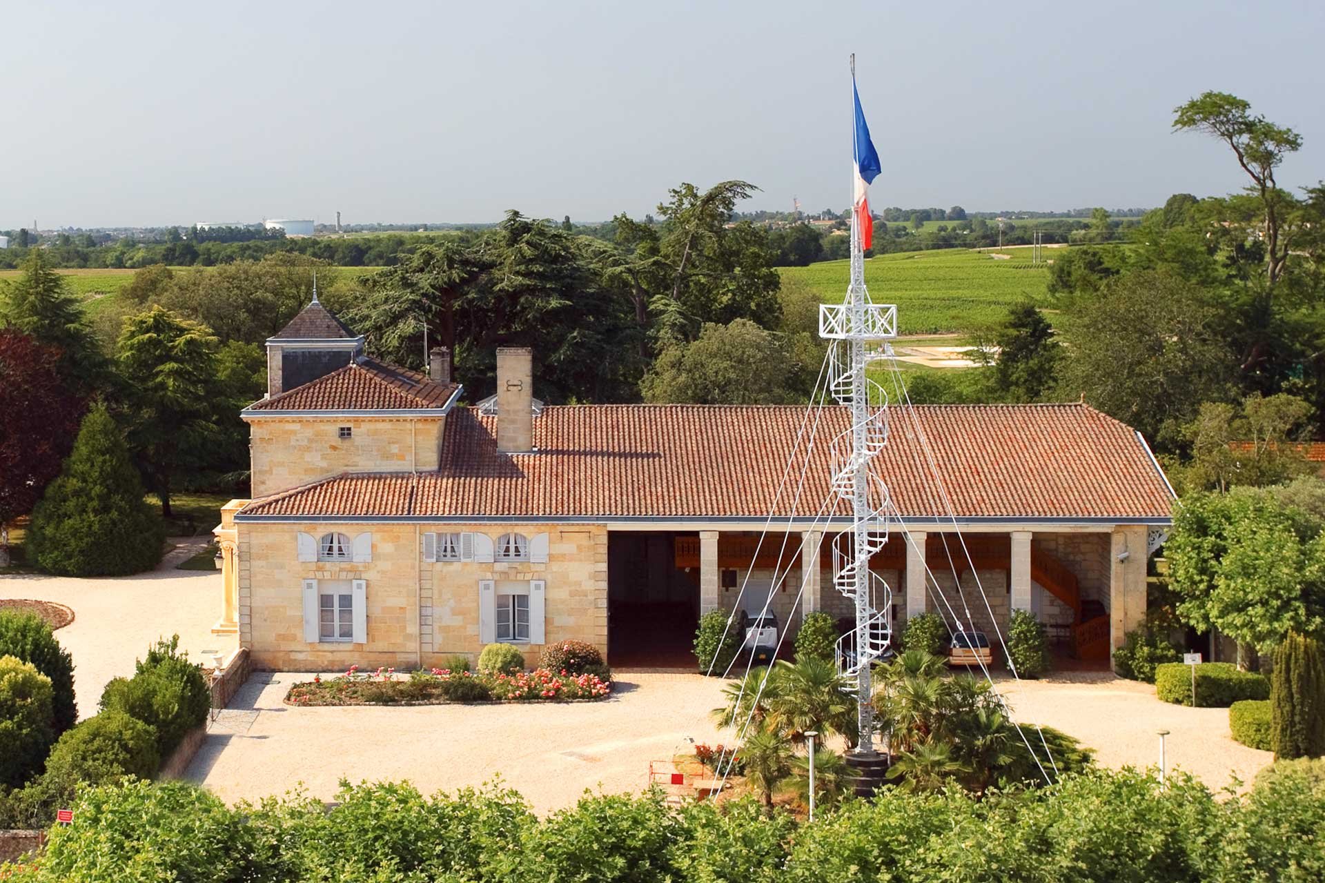 Château Montrose:&nbsp;Der feinwürzige Zweitwein «La Dame de Montrose» wird nach den gleichen rigorosen Qualitätsstandards erzeugt wie der Grand Vin, zeigt aber mehr Frucht und weniger Komplexität. La Dame de Montrose wird seit 1986 erzeugt.