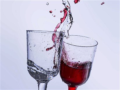 Zu jedem Glas Wein ein Glas Wasser lautet eine Faustregel.