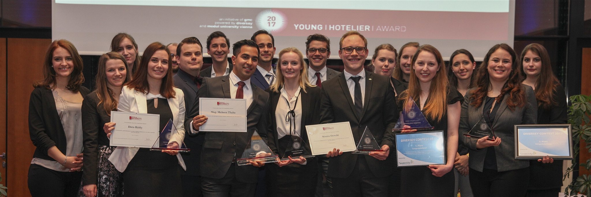 Alle Teilnehmer des diesjährigen »Young Hotelier Award«.