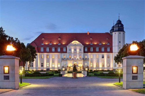 Das Schloss Hotel Fleesensee lädt Gäste zum Entspannen und Genießen ein.