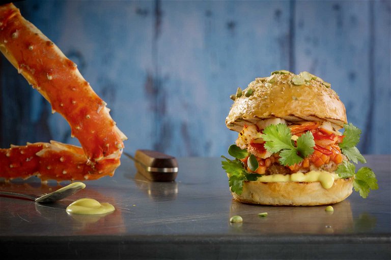 Kreation aus dem Buch »Burger unser«: mit Königskrabben, Curry-Butter-Sauce und Papaya.
