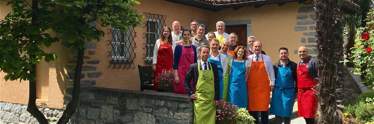 Alle Partner-Gastronomen der Safari del Gusto und Hoteldirektor Andreas Gartmann (mit oranger Schütze in der Mitte)