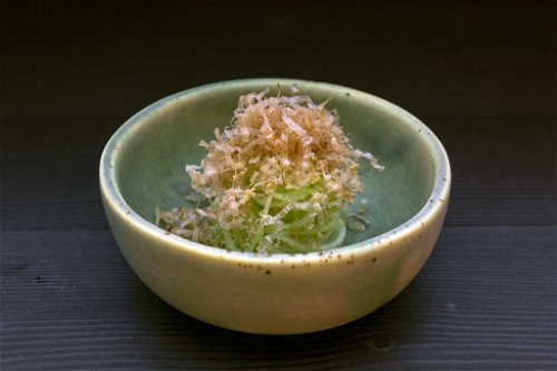 ...fermentierte&nbsp;Gurkenfäden mit&nbsp;Katsuobushi garniert.