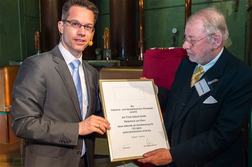 IHK Präsident Wiesbaden Dr. Christian Gastl überreicht Emil Underberg die Ehrenurkunde der IHK.