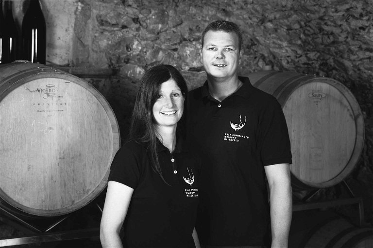 Ralf Komminoth und Seraina Conradin, die als Pflegefachfrau tätig ist, im Barriquekeller des Weinguts.