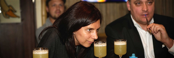 Vorjahressiegerin Manuela Lerchbaumer bei der Verkostung.