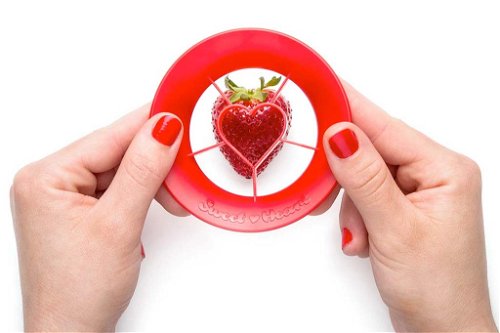 Freche FrüchtchenEine fruchtige Überraschung –&nbsp;zum Beispiel beim Muttertags-Frühstück oder beim Dessert – gelingt mit dem Erdbeer-Ausstecher Sweet Heart, gesehen bei www.design-3000.de.