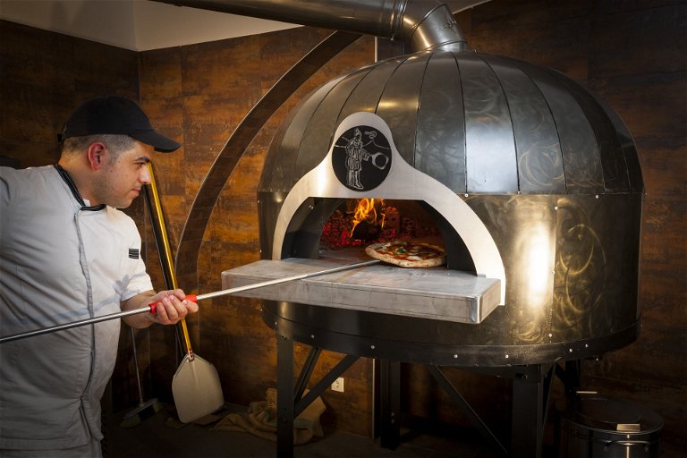 Die Pizzen bleiben bei 485 Grad Celsius für maximal 90 Sekunden im Pizzaofen.