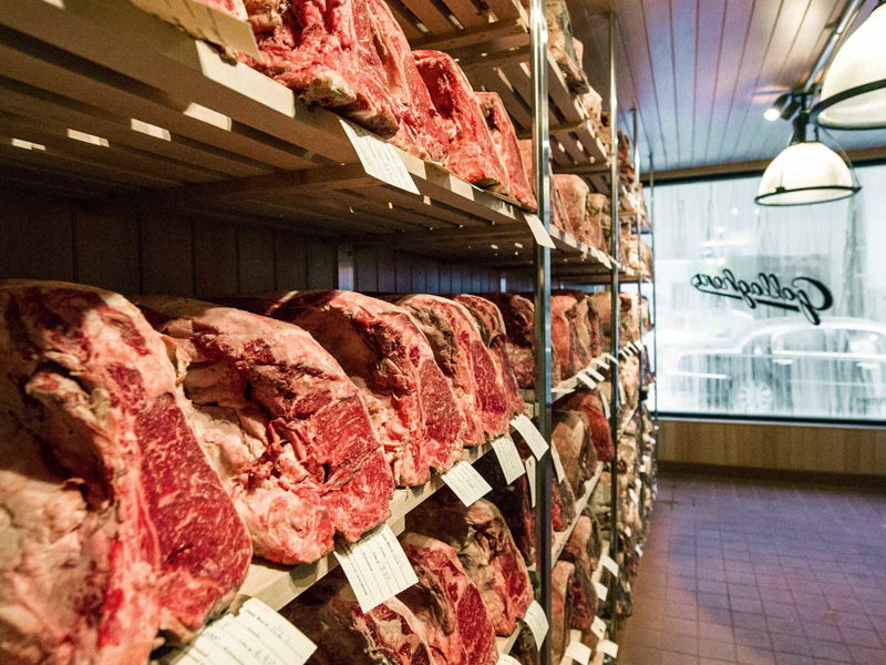 Bei »Gallagher's« in New York reifen in den Auslagen Unmengen an Fleischstücken, die Auswahl an Steaks mit unterschiedlicher Reifedauer ist riesig.