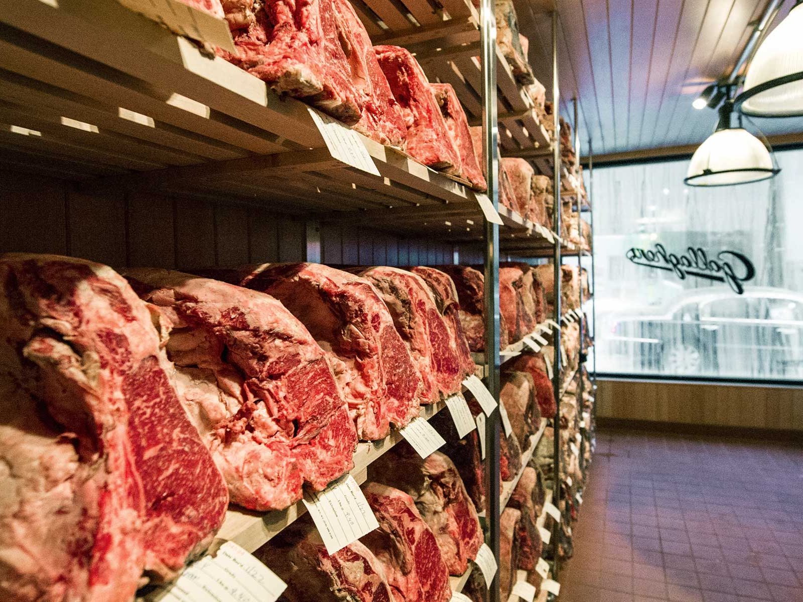 Bei «Gallagher's» in New York reifen in den Auslagen Unmengen an Fleischstücken, die Auswahl an Steaks mit unterschiedlicher Reifedauer ist riesig.