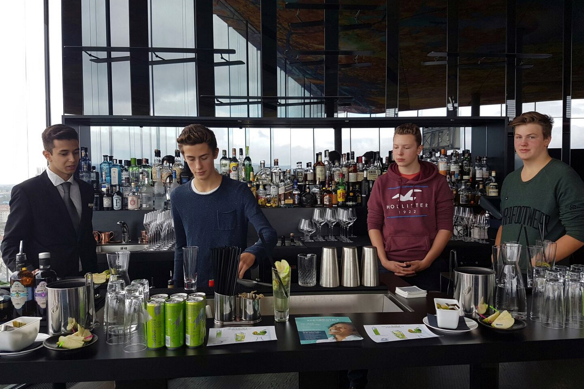 Im Wiener Sofitel konnten sich die Jugendlichen letztes Jahr selbst als Barkeeper versuchen.