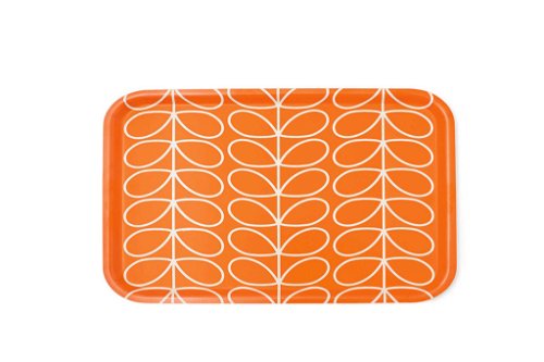 Give me orange: Das Linear-Stem-Tablett «Persimone» von Orla Kiely macht Freude, den sommerlichen Tisch zu decken. Das praktische Accessoire gibt es in drei verschiedenen Farben und anderen originellen Mustern. CHF 40,–; gesehen bei www.amara.com