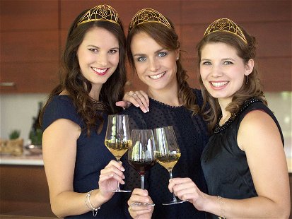 Die Weinkönigin 2016/17 Lena Endesfelder mit den Prinzessinnen Christina Schneider (links) und Mara Walz (rechts).